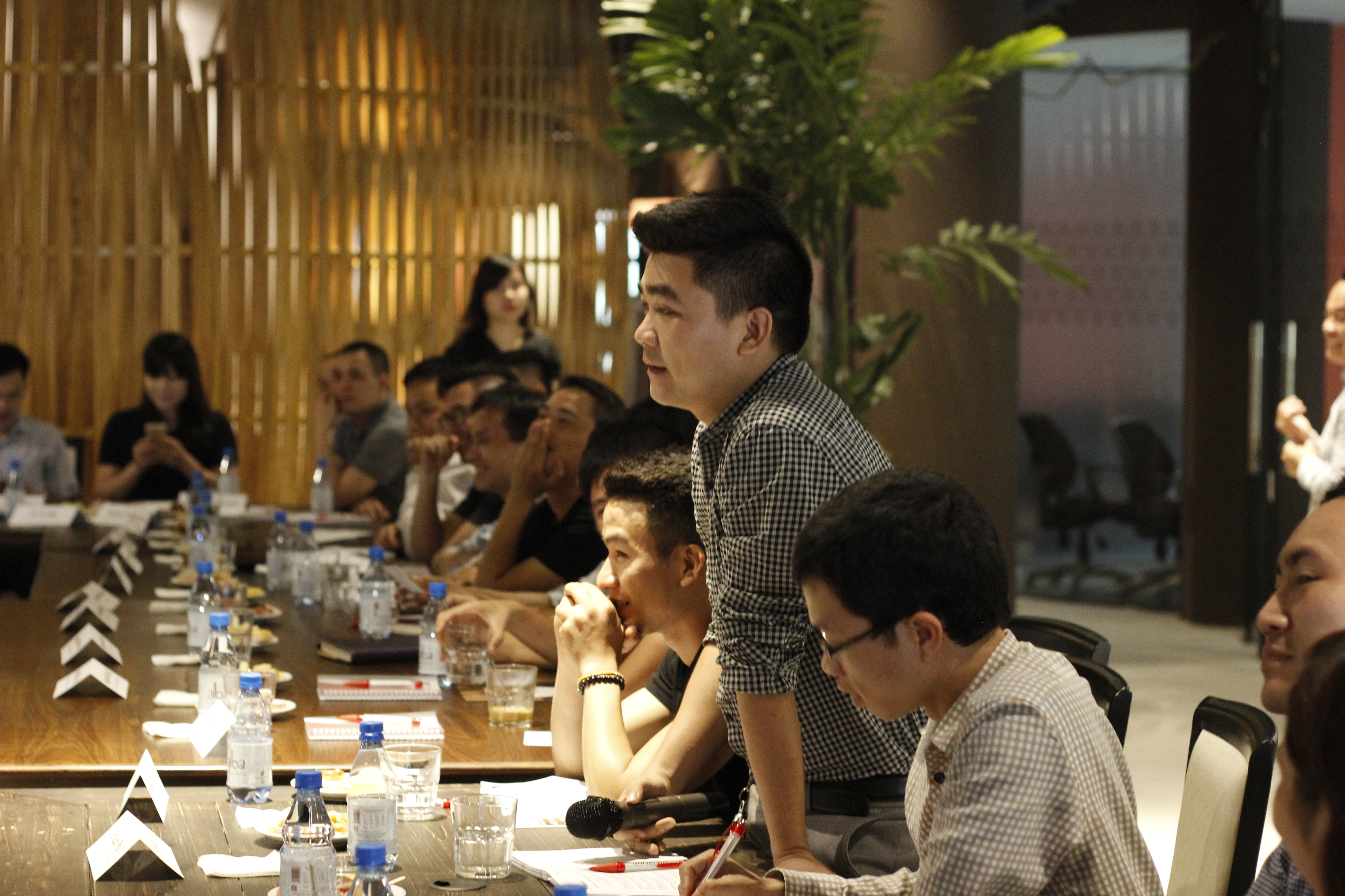 Các vị khách mời liên tục đưa ra những câu hỏi và chia sẻ ý kiến một cách thẳng thắn với Phương Việt & HIKVISION