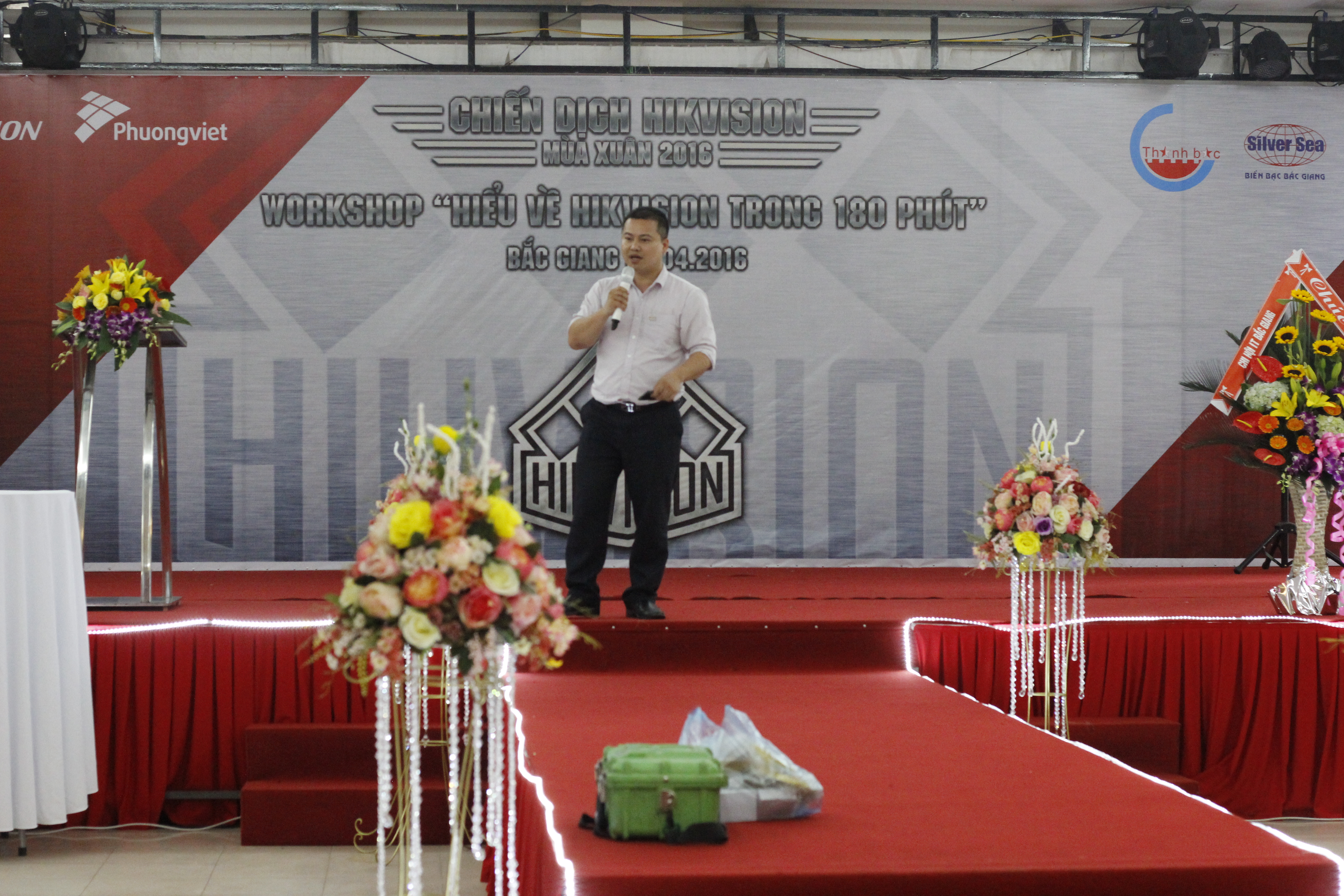 Ông Nguyễn Lương Tuyến, giám đốc công ty Thành Bắc hướng dẫn phần thực hành với cáp quang
